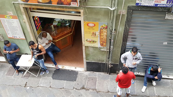 Genova, viaggio nel califfato di via Pre.I pakistani alla conquista del centro Genova, viaggio nel califfato di via Pre.I pakistani alla conquista del centro