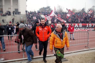 Tifosi scomodi, per i giornaloni Salvini non è una Bella Signora