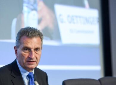 Macron scaricato dall’Ue. Oettinger chiede procedura d’infrazione alla Francia