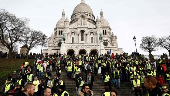 Gilet gialli, scontri sugli Champs-Elysees. Bloccata la frontiera con l’Italia Gilet gialli, scontri sugli Champs-Elysees. Bloccata la frontiera con l’Italia