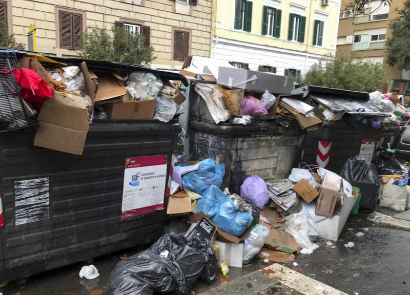 Roma “ex patrimonio Unesco”. Rifiuti caos, via il riconoscimento e la Raggi Roma “ex patrimonio Unesco”. Rifiuti caos, via il riconoscimento e la Raggi
