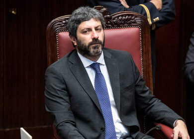 Manovra, il governo pone la fiducia. E Fiano colpisce Garavaglia con fascicolo