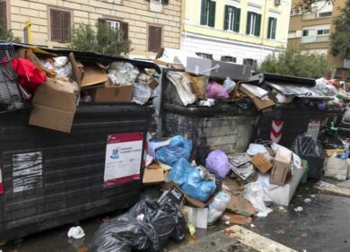 Rifiuti, apocalisse immondizia: roghi in strada nella notte di Capodanno