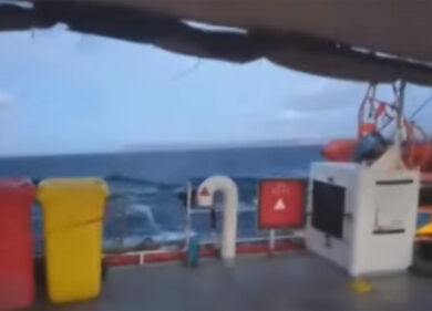 Migranti, Malta apre i porti alle navi. Ma poi non le fa attraccare. Video