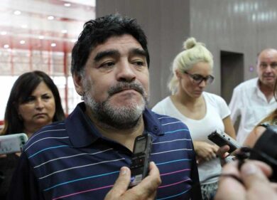 Maradona dimesso dall’ospedale dopo emorragia gastrica. “Sto bene”