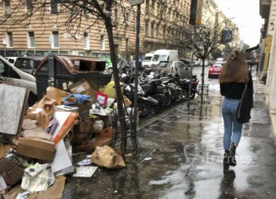 Rifiuti e topi nelle scuole: lezioni a rischio. La replica: “È attacco ai 5S”