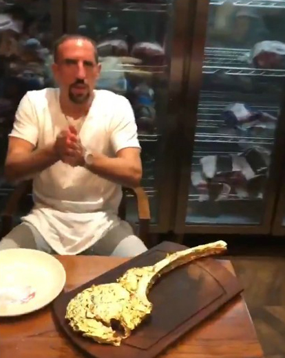 Ribery e la bistecca d’oro: dopo gli insulti social la multa del Bayern Monaco Ribery e la bistecca d’oro: dopo gli insulti social la multa del Bayern Monaco