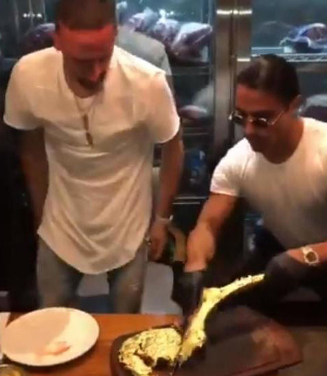 Ribery e la bistecca d’oro: dopo gli insulti social la multa del Bayern Monaco Ribery e la bistecca d’oro: dopo gli insulti social la multa del Bayern Monaco