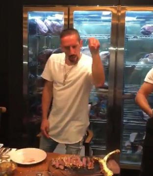 Ribery e la bistecca d’oro: dopo gli insulti social la multa del Bayern Monaco Ribery e la bistecca d’oro: dopo gli insulti social la multa del Bayern Monaco