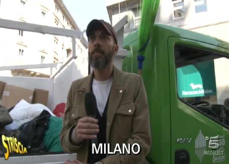 Senzatetto, anche a Milano un anno fa buttati via abiti e coperte. VIDEO Senzatetto, anche a Milano un anno fa buttati via abiti e coperte. VIDEO