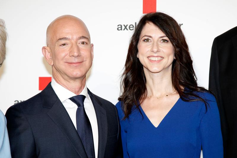 Amazon, Jeff Bezos annuncia il divorzio dopo 25 anni di matrimonio Amazon, Jeff Bezos annuncia il divorzio dopo 25 anni di matrimonio