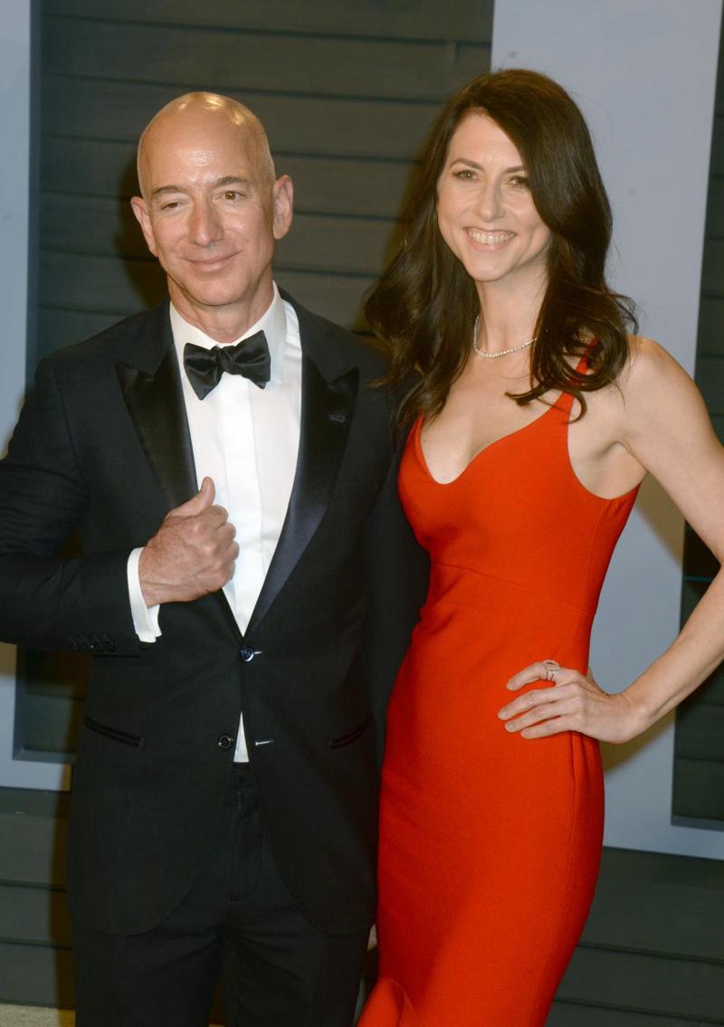 Amazon, Jeff Bezos: dopo il divorzio, spunta già un nuovo amore Amazon, Jeff Bezos: dopo il divorzio, spunta già un nuovo amore