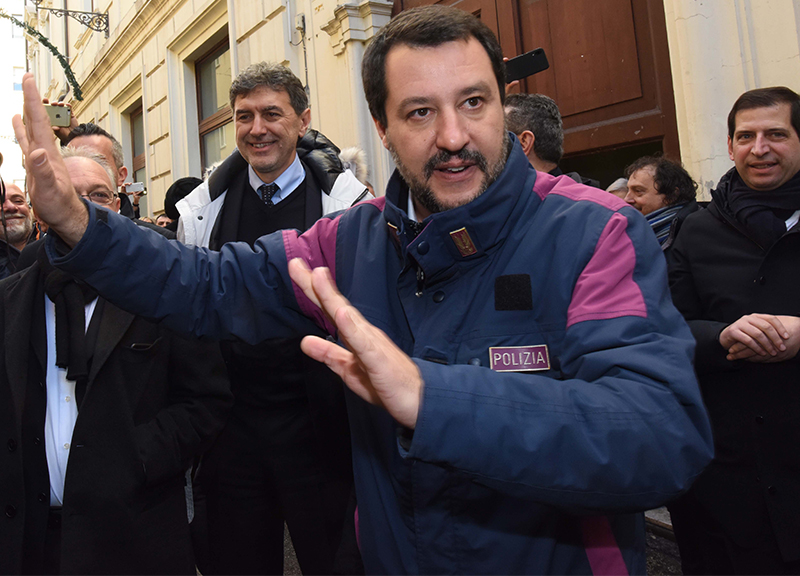 Raggi-Salvini, è scontro frontale: “Pronti 250 agenti, ognuno faccia il suo” Raggi-Salvini, è scontro frontale: “Pronti 250 agenti, ognuno faccia il suo”