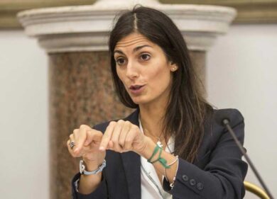 Duello Raggi-Salvini, rilancio M5S: “Con me 900 vigili”.  È scontro infinito