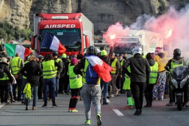 Gilet gialli, tensioni e lacrimogeni a Parigi. E invadono anche Londra