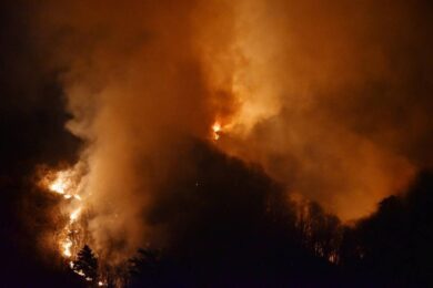 Incendio a Vegonno, ancora in fiamme i boschi del Varesotto
