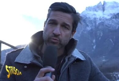 Killer gatti a Battipaglia,Edoardo Stoppa di Striscia aggredito: ferito agente