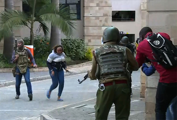 Terrorismo, commando assalta hotel a Nairobi: 7 morti. Al-Shabaab rivendica Terrorismo, commando assalta hotel a Nairobi: 7 morti. Al-Shabaab rivendica