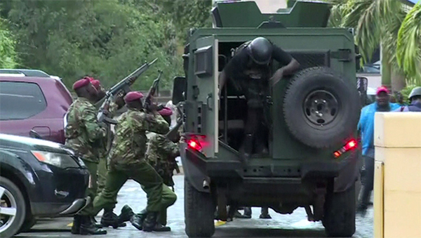 Terrorismo, commando assalta hotel a Nairobi: 7 morti. Al-Shabaab rivendica Terrorismo, commando assalta hotel a Nairobi: 7 morti. Al-Shabaab rivendica