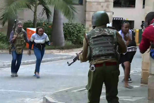 Terrorismo, commando assalta hotel a Nairobi: 7 morti. Al-Shabaab rivendica Terrorismo, commando assalta hotel a Nairobi: 7 morti. Al-Shabaab rivendica