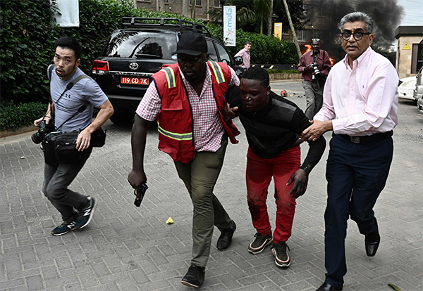 Terrorismo, commando assalta hotel a Nairobi: 7 morti. Al-Shabaab rivendica Terrorismo, commando assalta hotel a Nairobi: 7 morti. Al-Shabaab rivendica
