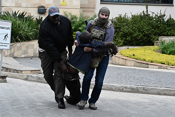 Terrorismo, commando assalta hotel a Nairobi: 7 morti. Al-Shabaab rivendica Terrorismo, commando assalta hotel a Nairobi: 7 morti. Al-Shabaab rivendica