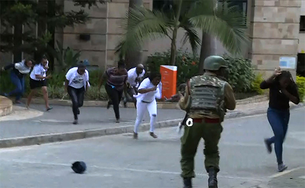 Terrorismo, commando assalta hotel a Nairobi: 7 morti. Al-Shabaab rivendica Terrorismo, commando assalta hotel a Nairobi: 7 morti. Al-Shabaab rivendica