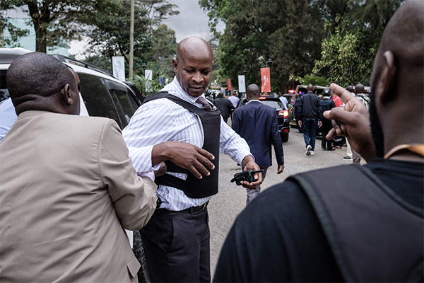 Terrorismo, commando assalta hotel a Nairobi: 7 morti. Al-Shabaab rivendica Terrorismo, commando assalta hotel a Nairobi: 7 morti. Al-Shabaab rivendica