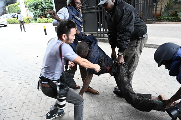 Terrorismo, commando assalta hotel a Nairobi: 7 morti. Al-Shabaab rivendica Terrorismo, commando assalta hotel a Nairobi: 7 morti. Al-Shabaab rivendica