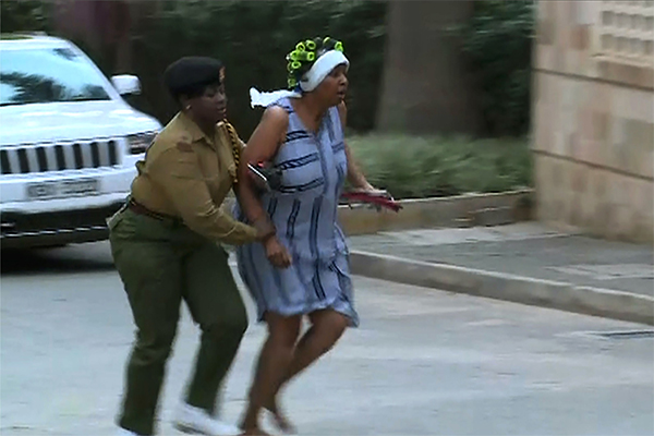 Terrorismo, commando assalta hotel a Nairobi: 7 morti. Al-Shabaab rivendica Terrorismo, commando assalta hotel a Nairobi: 7 morti. Al-Shabaab rivendica