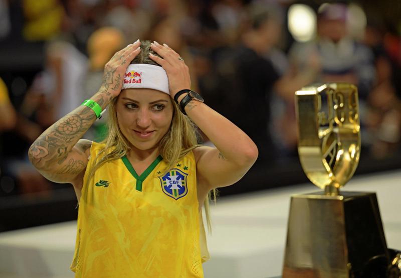 Neymar innamorato: la nuova fiamma è Leticia Bufoni star dello skateboard Neymar innamorato: la nuova fiamma è Leticia Bufoni star dello skateboard