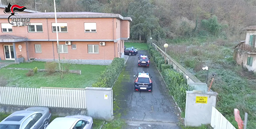 Schiavi di un bengalese, 11 ore al giorno al lavoro nei campi: preso caporale Schiavi di un bengalese, 11 ore al giorno al lavoro nei campi: preso caporale