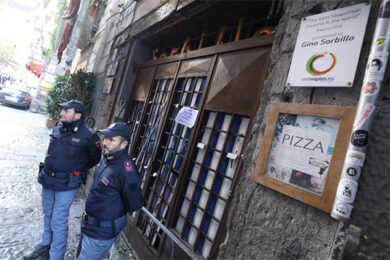 Napoli, bomba davanti alla storica pizzeria Gino Sorbillo