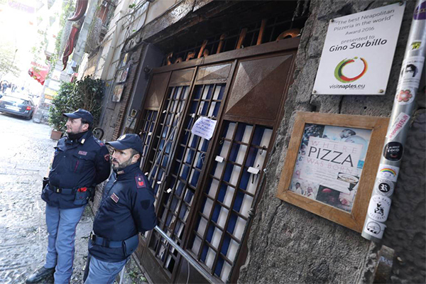 Napoli, bomba davanti alla storica pizzeria Gino Sorbillo Napoli, bomba davanti alla storica pizzeria Gino Sorbillo