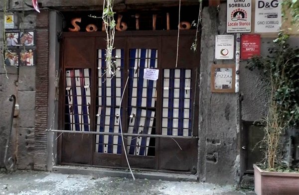 Napoli, bomba davanti alla storica pizzeria Gino Sorbillo Napoli, bomba davanti alla storica pizzeria Gino Sorbillo