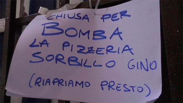 Napoli, bomba davanti alla storica pizzeria Gino Sorbillo Napoli, bomba davanti alla storica pizzeria Gino Sorbillo
