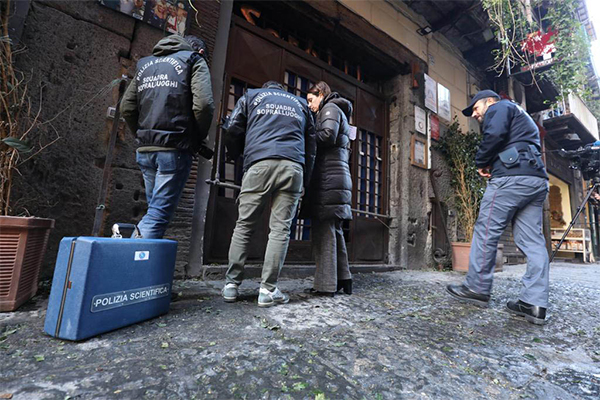 Napoli, bomba davanti alla storica pizzeria Gino Sorbillo Napoli, bomba davanti alla storica pizzeria Gino Sorbillo