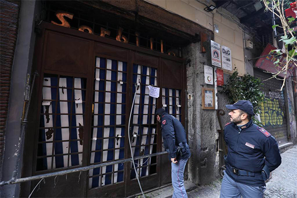 Napoli, bomba davanti alla storica pizzeria Gino Sorbillo Napoli, bomba davanti alla storica pizzeria Gino Sorbillo
