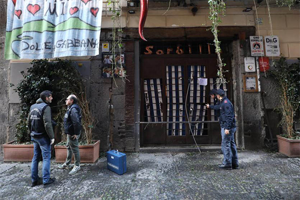 Napoli, bomba davanti alla storica pizzeria Gino Sorbillo Napoli, bomba davanti alla storica pizzeria Gino Sorbillo