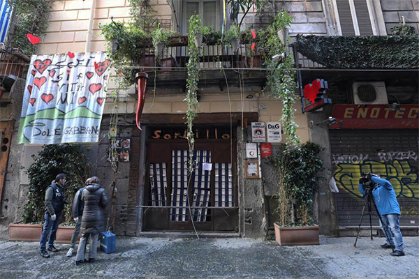 Napoli, bomba davanti alla storica pizzeria Gino Sorbillo Napoli, bomba davanti alla storica pizzeria Gino Sorbillo