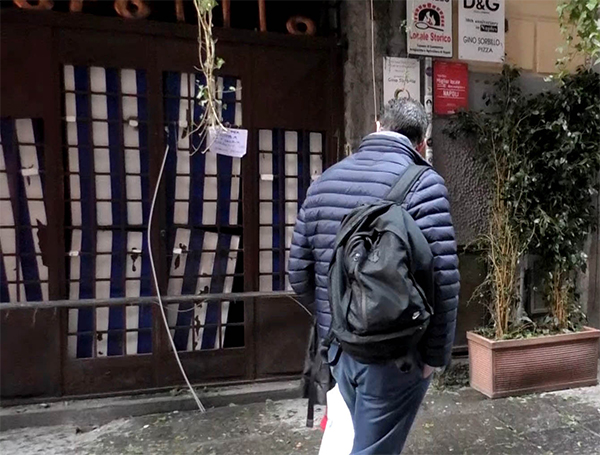 Napoli, bomba davanti alla storica pizzeria Gino Sorbillo Napoli, bomba davanti alla storica pizzeria Gino Sorbillo