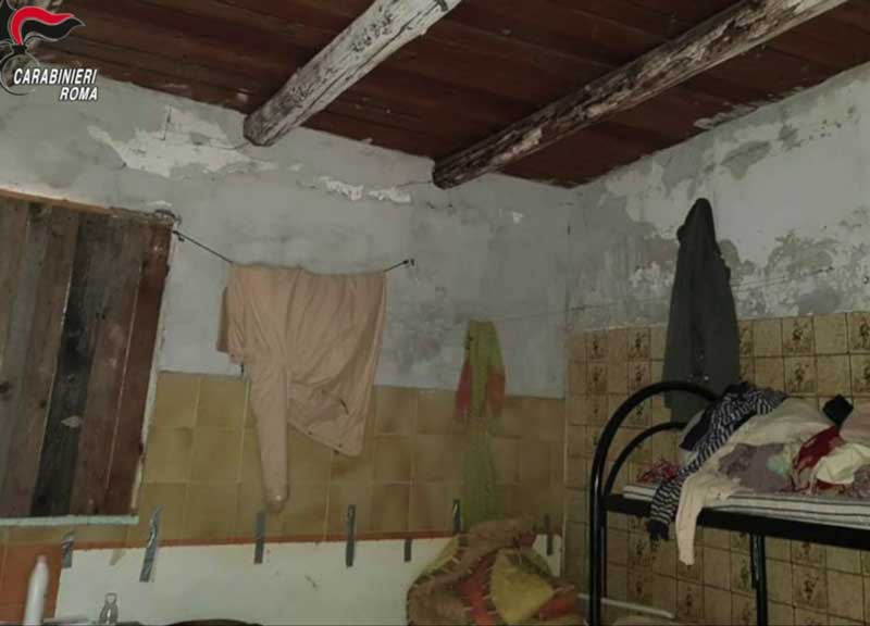 Schiavi di un bengalese, 11 ore al giorno al lavoro nei campi: preso caporale Schiavi di un bengalese, 11 ore al giorno al lavoro nei campi: preso caporale