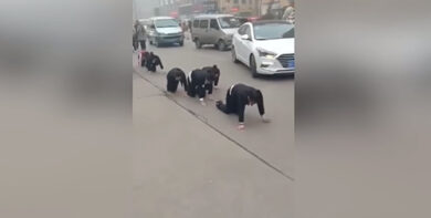 Cina, i dipendenti non raggiungono i target. Costretti a strisciare per strada