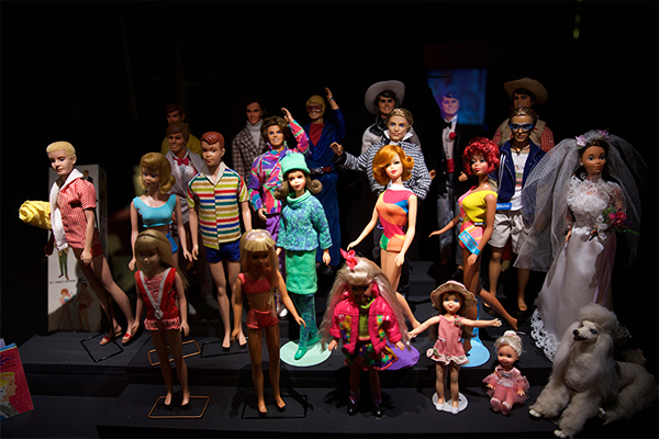 Barbie compie 60 anni: sfila a Pitti Bimbo e diventa film Barbie compie 60 anni: sfila a Pitti Bimbo e diventa film