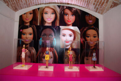 Barbie compie 60 anni: sfila a Pitti Bimbo e diventa film
