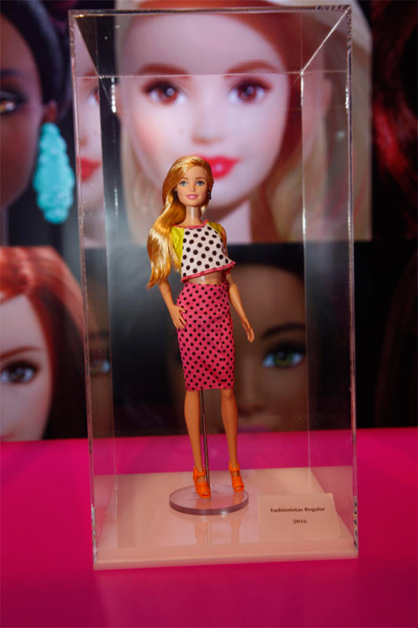 Barbie compie 60 anni: sfila a Pitti Bimbo e diventa film Barbie compie 60 anni: sfila a Pitti Bimbo e diventa film