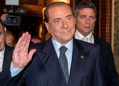 Berlusconi in campo? Silvio non farlo. Auto-dissoluzione finale del Caimano
