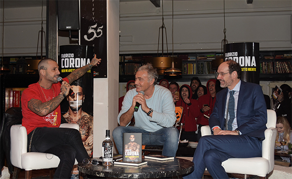 Fabrizio Corona racconta l’inedita biografia con Massimo Giletti a Milano