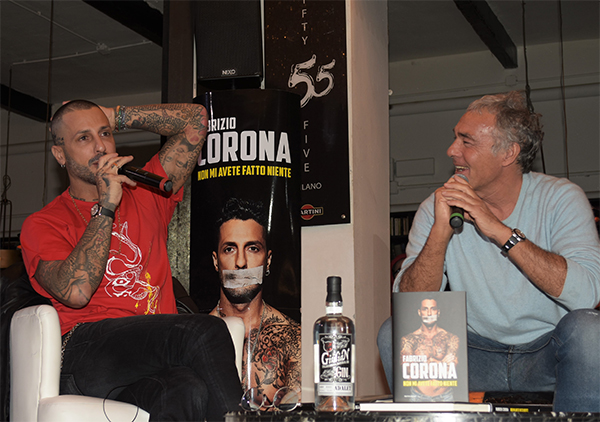 Fabrizio Corona racconta l’inedita biografia con Massimo Giletti a Milano