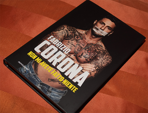 Fabrizio Corona racconta l’inedita biografia con Massimo Giletti a Milano